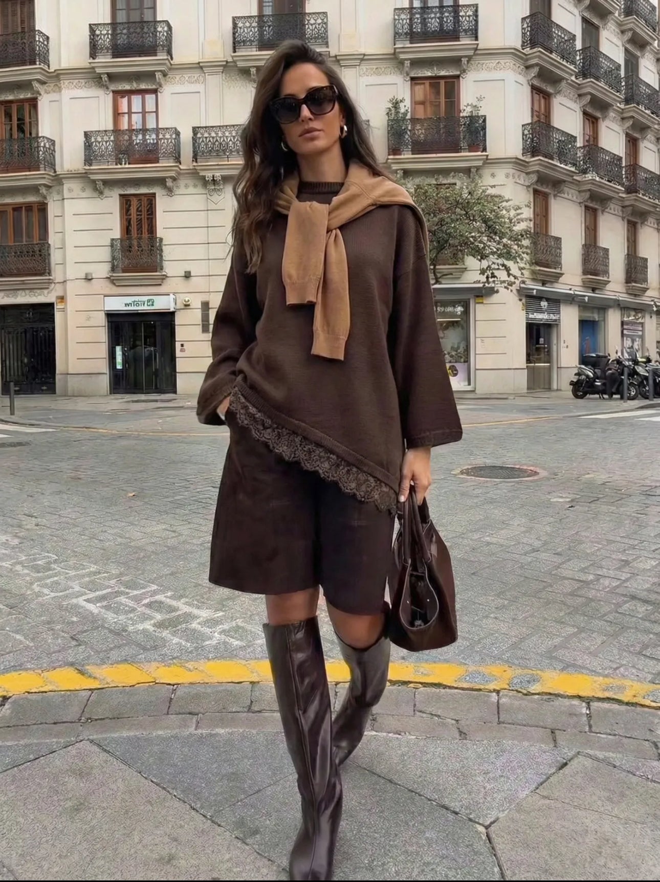 PULL EN MAILLE AVEC FINITION DENTELLE ASYMÉTRIQUE
