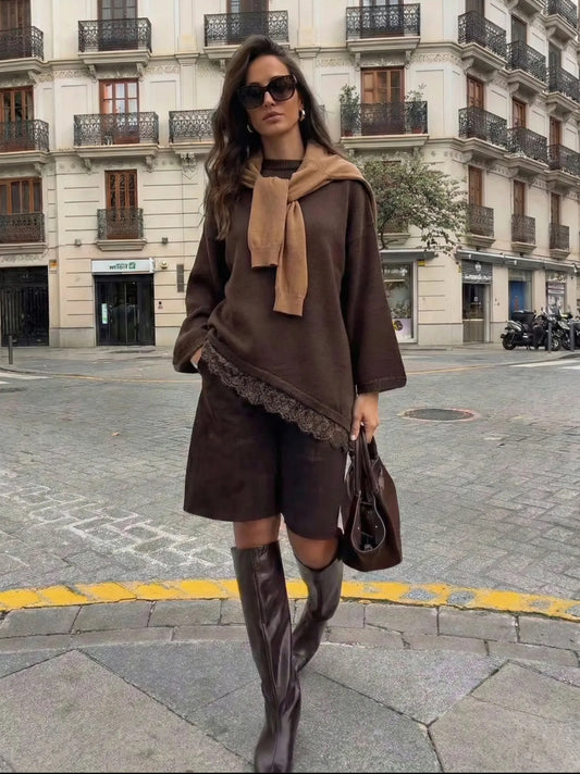 PULL EN MAILLE AVEC FINITION DENTELLE ASYMÉTRIQUE